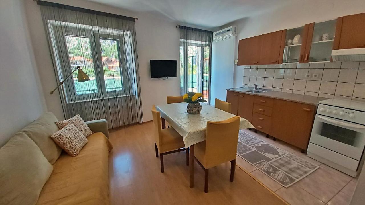 אומיס Apartment Mandic מראה חיצוני תמונה